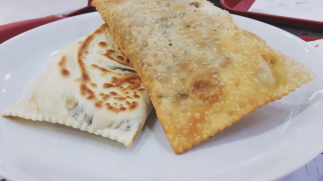 São duas versões vendidas: tostado na chapa ou frito. Foto: Guilherme Grandi/Gazeta do Povo.