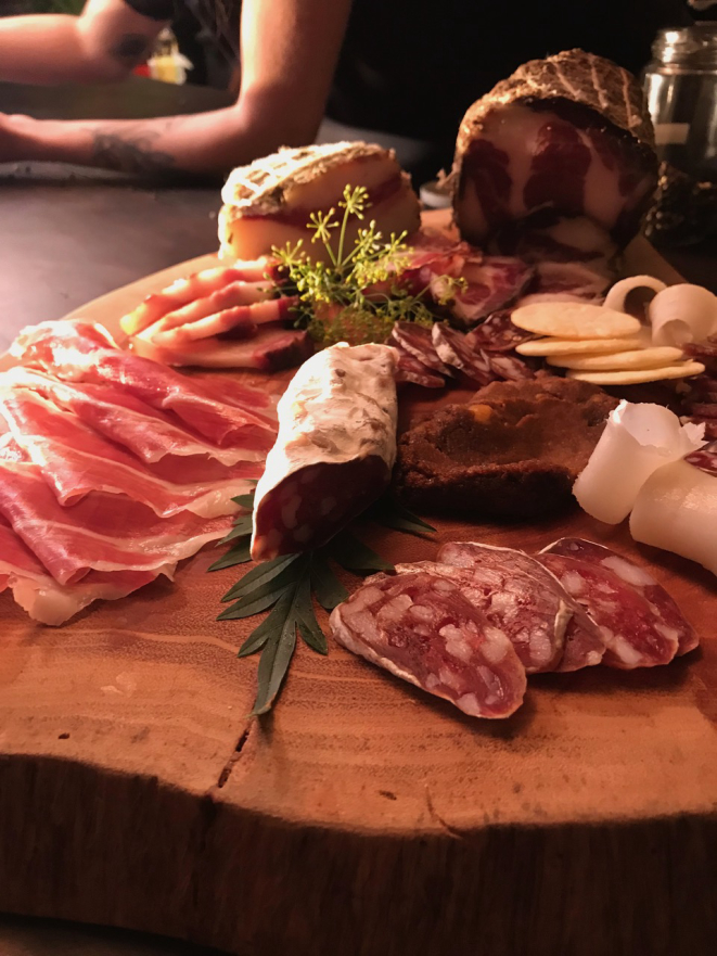 De presunto a salame, Tatiana aproveita 100% do porco. Foto: Arquivo Pessoal / Yaguara Ecológico