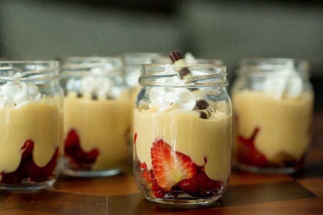 Zabaione com vinho do Porto e morangos. Do Bee.O. Foto: divulgação