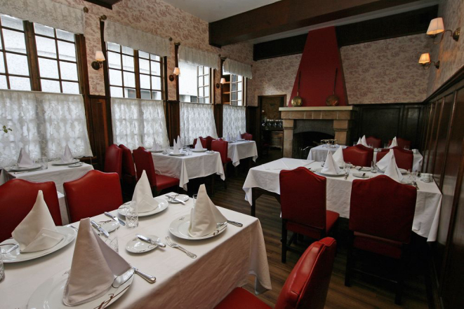 Um dos ambientes do Ile de France no casarão da Praça 19 de Dezembro. Foto: Hugo Harada/Arquivo Bom Gourmet