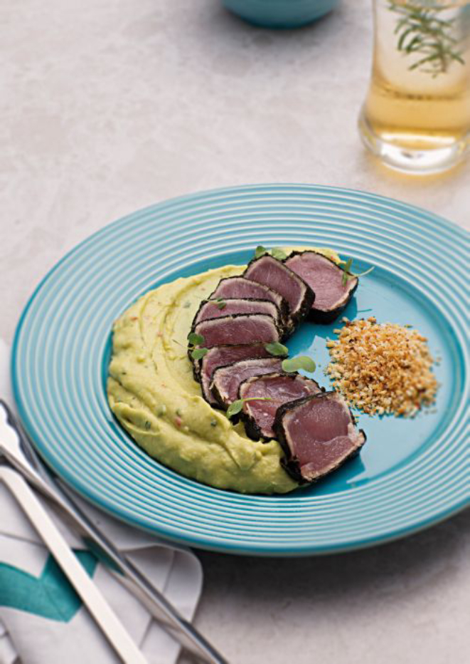Atum embalado na nori e selado servido com farofinha cítrica crocante e guacamole com toque de wasabi, do C La Vie: raw food de sabor surpreendente. Foto: Alexandre Mazzo/Gazeta do Povo