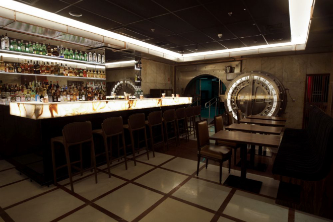O bar preservou as características originais do cofre do banco. Foto: Carol Gherardi/divulgação.