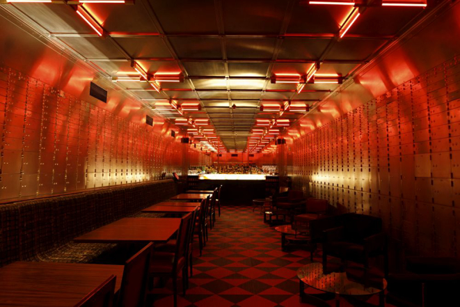 Um dos ambientes do bar é a sala com mais de duas mil gavetas onde eram depositadas as riquezas dos industriais de São Paulo. Foto: Carol Gherardi/divulgação.