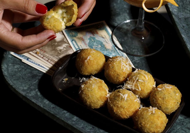 A porção de croquetas de pupunha do Bar do Cofre. Foto: Carol Gherardi/divulgação.