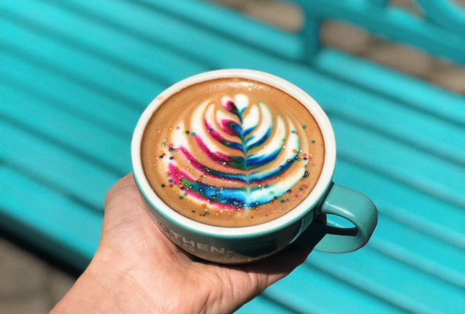 Os cafés coloridos estarão disponíveis na cafeteria até o fim do Carnaval. Foto: Divulgação / Rause Café + Vinho