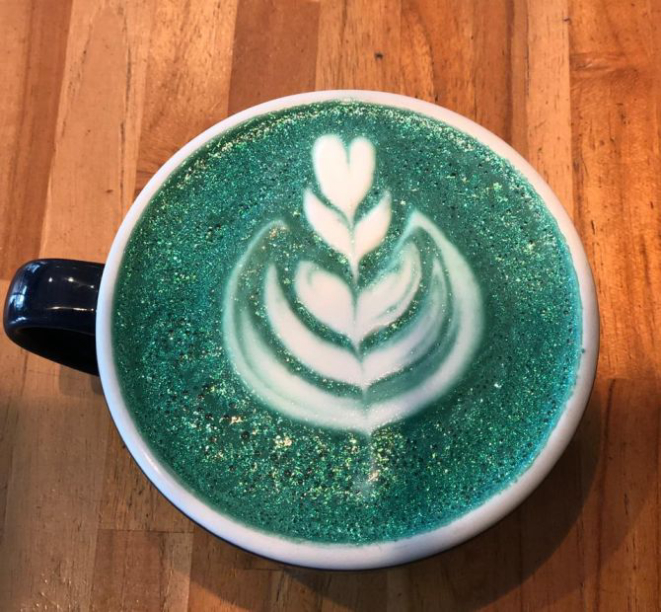 Além da versão arco-íris, é possível escolher cafés de uma só cor. Foto: Divulgação / Rause Café + Vinho