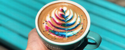 Cafeteria lança cafés coloridos e com glitter para o carnaval