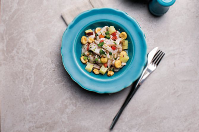 A combinação entre peixe, limão, coentro e cebola roxa faz do peruano ceviche uma opção perfeita para os dias mais quentes. Foto: Alexandre Mazzo/Gazeta do Povo