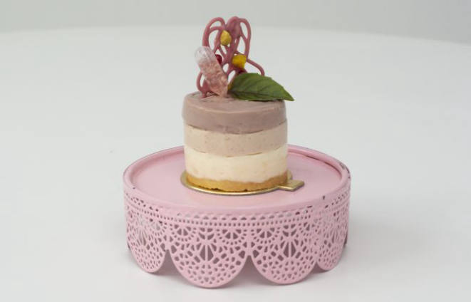 Cheesecake triplo de camembert com mousse de chocolate ruby, da confeiteira Érica Fedato. Foto: Divulgação / Feito Chocolate