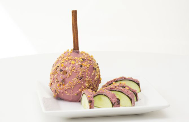 Maçã caramelada com ganache de chocolate ruby e flor de laranjeira, da Mary Ann Apple Factory. Foto: Divulgação / Feito Chocolate