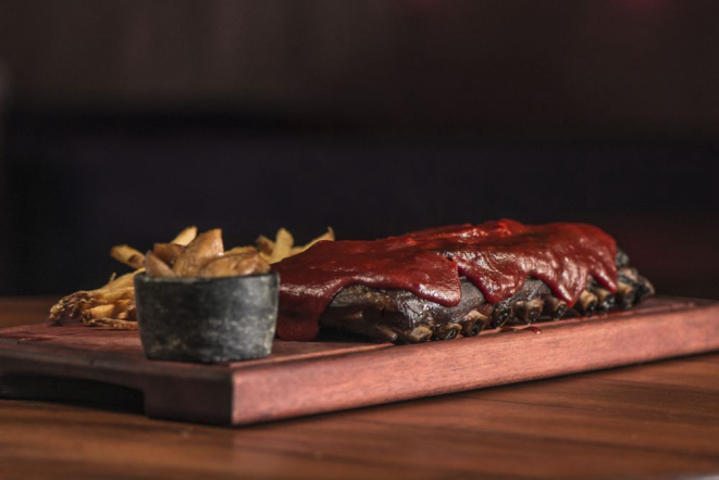 A costelinha barbecue é um corte que combina mais com drinks clássicos, como o Manhattan. Foto: Munir Bucair Filho/divulgação.