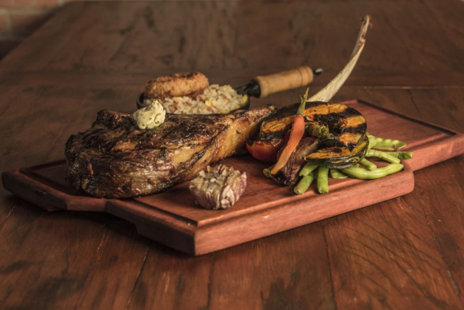 Um dos cortes mais curiosos, o Tomahawk (filé de costela) combina com drinks à base de licor de ervas e vermute. Foto: Munir Bucair Filho/divulgação.