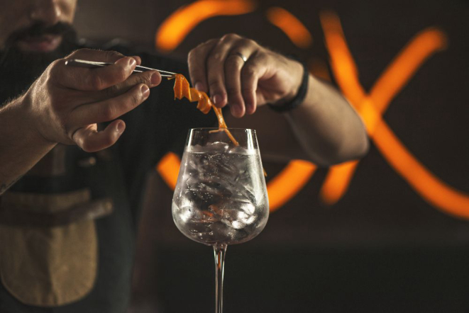 Para o bartender, os drinks à base de gin são como um coringa do churrasco. Foto: Munir Bucair Filho/divulgação.