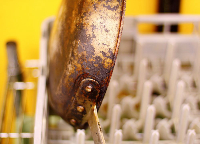 É só cuidar bem para a panela não ficar assim, feia e descascada. Foto: Visualhunt.