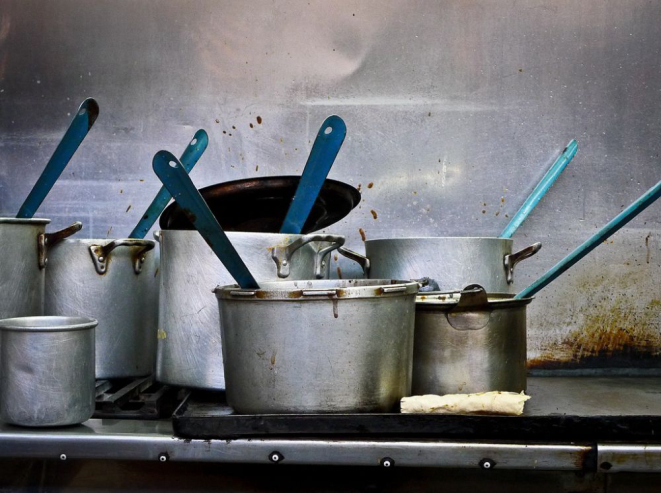 As panelas usadas em restaurantes têm uma vida útil menor, e devem ser trocadas periodicamente. Foto: Visualhunt.