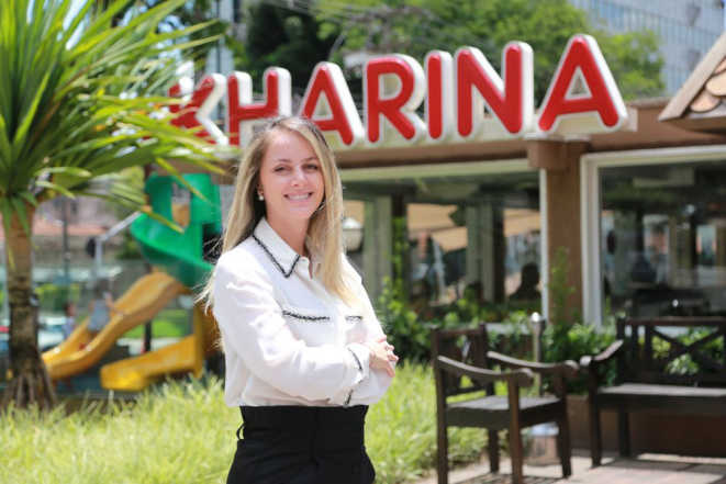 Filha do fundador, Kharina Cury Abreu nasceu dez anos depois da abertura da rede de lanchonetes. Foto: Felipe Rosa / Tribuna do Paraná.