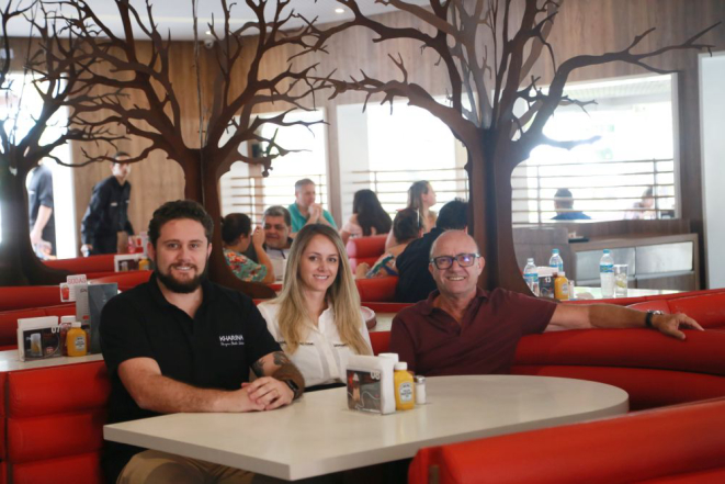 O Kharina hoje tem sete lojas tocadas pela família. Na foto estão os irmãos Rachid Neto e Kharina e o pai, Rachid Filho. Foto: Felipe Rosa / Tribuna do Paraná.