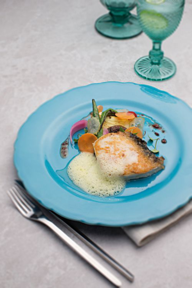 Pirarucu grelhado com legumes e salada, do Mukeka: o peixe pode ser substituído pelos também leves robalo e pescada amarela. Foto: Alexandre Mazzo/Gazeta do Povo
