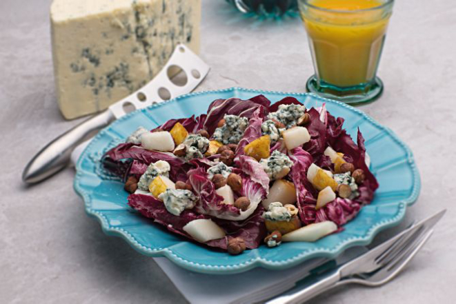 Para dar mais graça às saladas de verão, dá para usar queijos como o gorgonzola, mas em menor quantidade, diz Flávia Rogoski, da Delicatessen Bon Vivant. Foto: Alexandre Mazzo/Gazeta do Povo