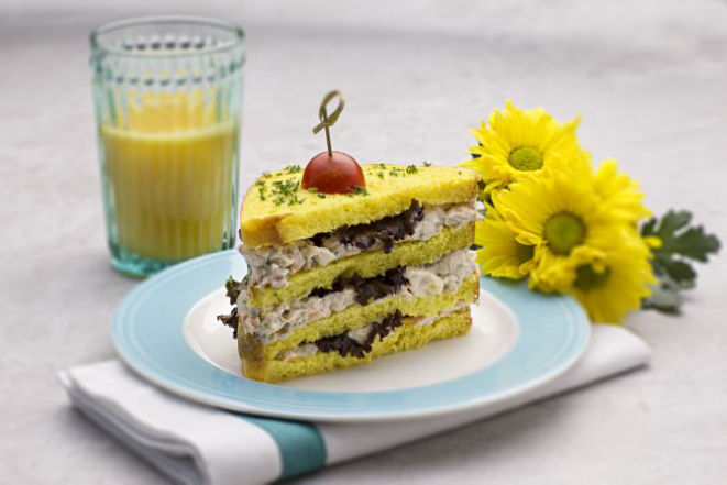 Hambúrgueres em espera: a leveza dos sanduiches de verão vêm da biomassa de banana verde como base dos recheios e pães de fermentação natural aromatizados com cenouras orgânicas, cúrcuma com limão e grãos diversos, como esses do empório Bee.O. Foto: Alexandre Mazzo/Gazeta do Povo