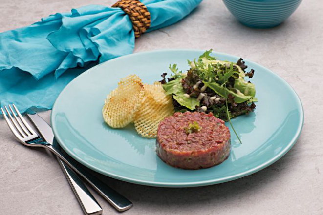 Alternativa ao onipresente peixe de verão, a carne fria no steak tartare, como este do L´Epicerie, combina com dias quentes. Foto: Alexandre Mazzo/Gazeta do Povo
