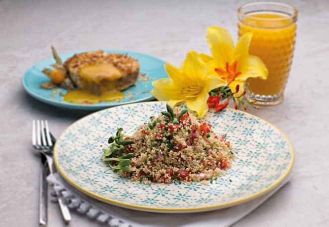 Além das saladas, os grãos ganham espaço nos bufês na mudança de estação: este prato, do Spring, é um tabule de quinoa que acompanha peixe com crosta de coco queimado e molho de maracujá. Foto: Alexandre Mazzo/Gazeta do Povo