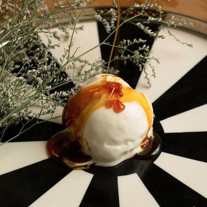 Sorvete de pão de queijo com calda de café da Easy Ice. Foto: Henrique Gualtieri/Divulgação