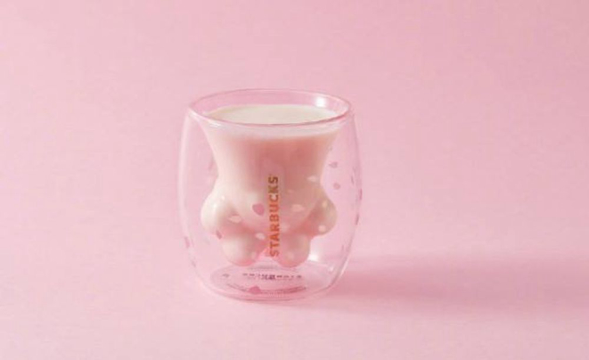 Chamado de "Cat pow cup", o copo tem o formato de uma pata de gato. Foto: reprodução loja virtual Starbucks.