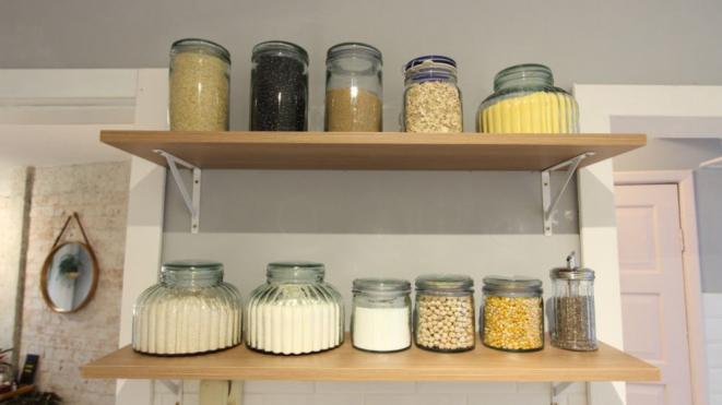 Na casa da designer Sabrina Olivetti, os ingredientes necessários para o dia a dia estão sempre a mão. Foto: Sabrina Olivetti/acervo pessoal.