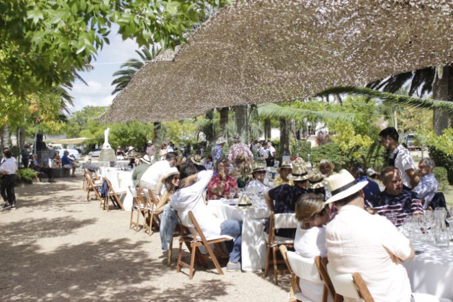 Temperatura amena, música ao vivo e uma decoração digna de Pinterest formam o clima para uma festa sem pressa e com muito charme. Foto: Marina Mori / Gazeta do Povo