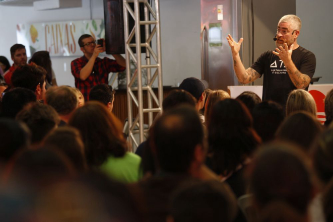 Além da feira, o Gastronomix também tem uma ampla programação de palestras e workshops. Em uma das edições, Alex Atala falou do trabalho desenvolvido pelo Instituto Atá. Foto: Aniele Nascimento/Gazeta do Povo.