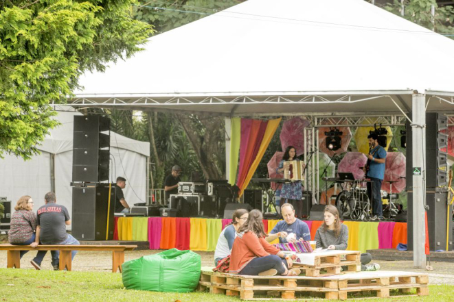 A feira tem também atrações culturais com artistas locais e infantis. Foto: Hugo Harada/Gazeta do Povo.