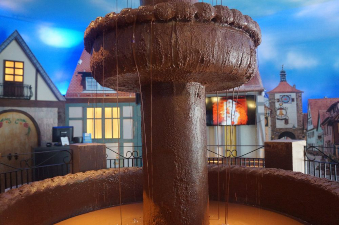 Entre as esculturas está a fonte de chocolate. Foto: reprodução Facebook.