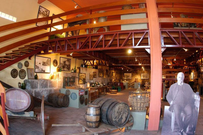 O acervo apresenta máquinas e equipamentos usados antigamente na produção de vinhos. Foto: reprodução site.