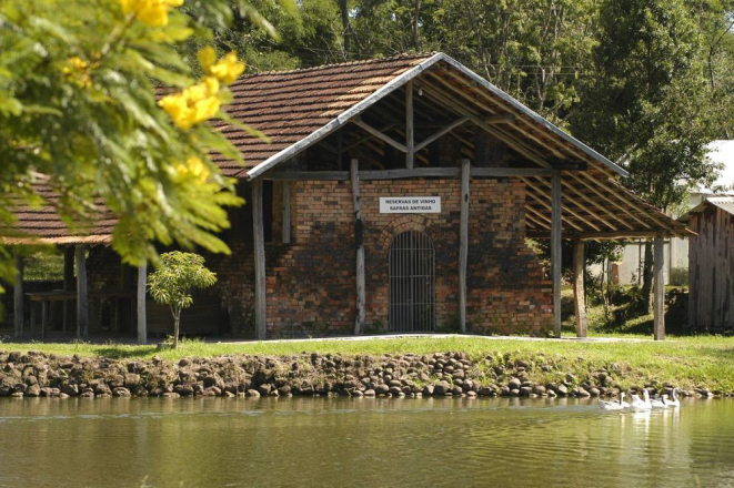 O espaço é um misto de vinícola com área expositiva. Foto: reprodução Facebook.