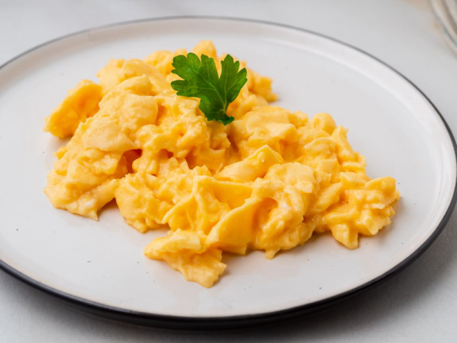 Ovos mexidos cremosos levam manteiga, leite e creme de leite, além de ser feito em banho-maria. Foto: Bigstock