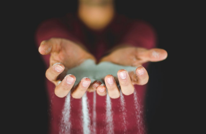 Estudo do Greenpeace aponta que 90% do sal de cozinha do mundo podem estar contaminados com microplásticos. Foto: Unsplash.