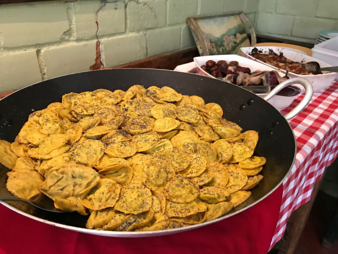 Todos os pratos são preparados com ingredientes da região, como o ravióli de linguiça Blumenau com urtiga e queijo colonial. Foto: Guilherme Grandi/Gazeta do Povo.