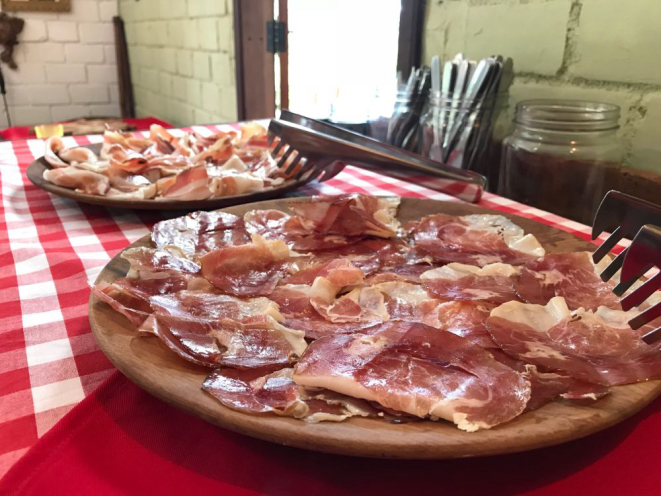 A mesa de antepastos teve 6 opções de frios e embutidos, como pancetta curada por 8 meses, presunto culatelo de 10 meses, presunto Moura (o mais escuro) e o queijo colonial de Campina Grande do Sul. Foto: Guilherme Grandi/Gazeta do Povo.