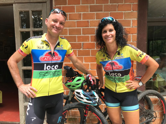 O representante comercial Pedro Paulicz e a esposa, a professora Suzana Duarte, foram pedalando ao restaurante. Foto: Guilherme Grandi/Gazeta do Povo.