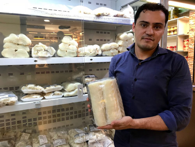 O consultor Jaime Luís ensina a diferenciar as espécies de peixes. Foto: Guilherme Grandi/Gazeta do Povo.