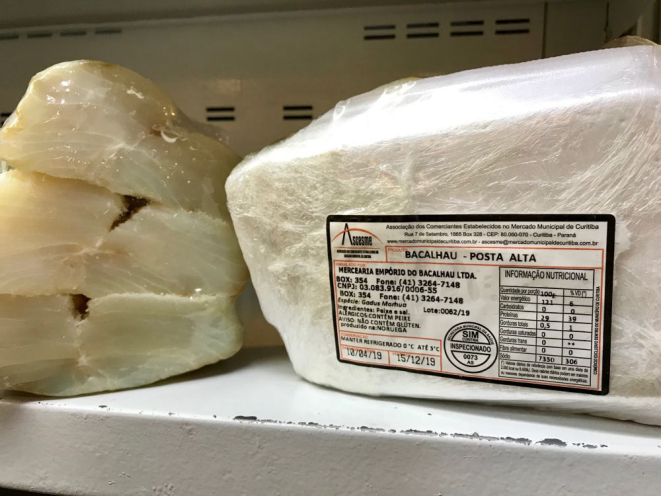 O selo de inspeção precisa apresentar todas as informações do peixe, inclusive a espécie científica dele. Foto: Guilherme Grandi/Gazeta do Povo.