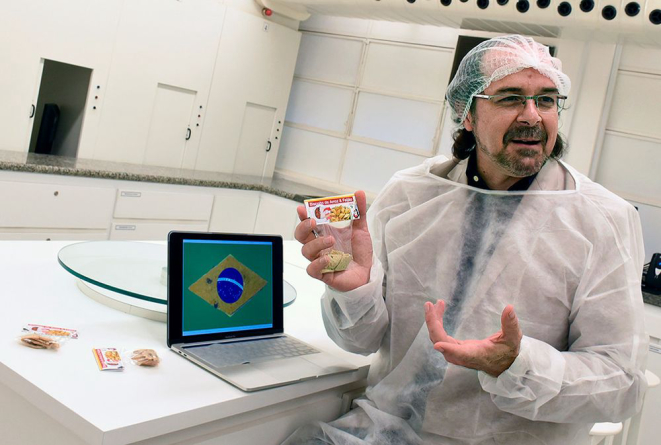 O pesquisador revela que o maior desafio é encontrar uma empresa que fabrique o biscoito seguindo a receita original. Foto: Antoninho Perri/Unicamp/divulgação.