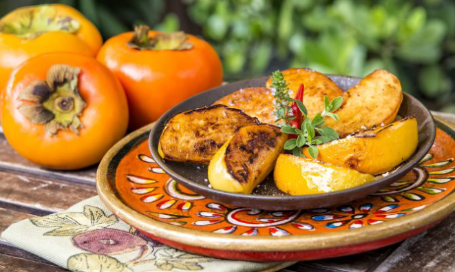 Grelhado: para grelhar, a dica da chef Vânia Krekniski é colocar os caquis em manteiga até dourar dos dois lados. Foto: Letícia Akemi/Gazeta do Povo