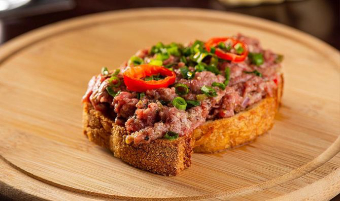 "Carne do Cão", a versão revisitada da carne de onça curitibana. Foto: Rodrigo Pierrot / Divulgação