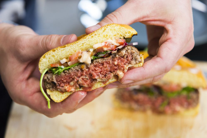Os novos hambúrgueres vegetais têm a suculência e o sabor quase idênticos aos preparados com proteína animal. Foto: Impossible Foods/divulgação.