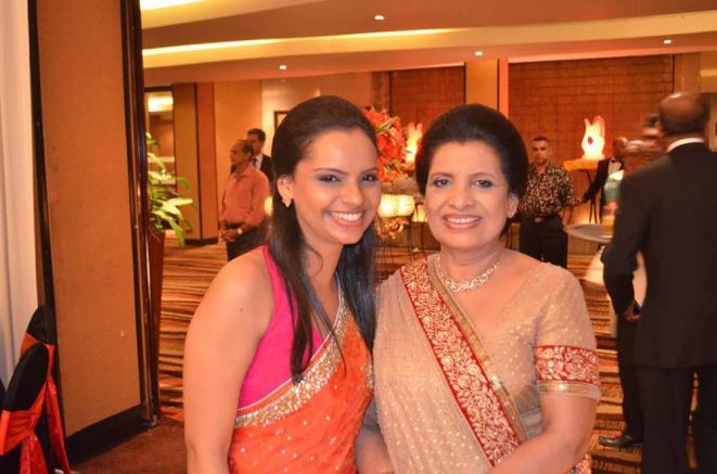 Nisanga e a mãe, Shantha, em um evento em Colombo. Foto: reprodução Facebook.