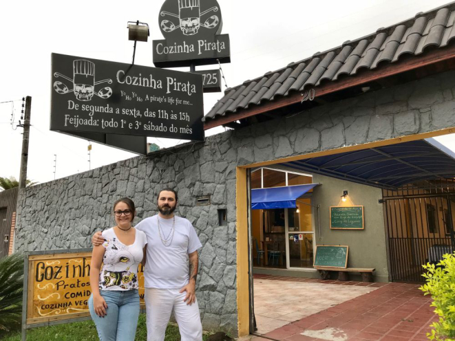 Erik e Mariane estavam prestes a fechar as portas do restaurante. O desafio agora é manter o movimento após a postagem viralizar. Foto: Guilherme Grandi/Gazeta do Povo.