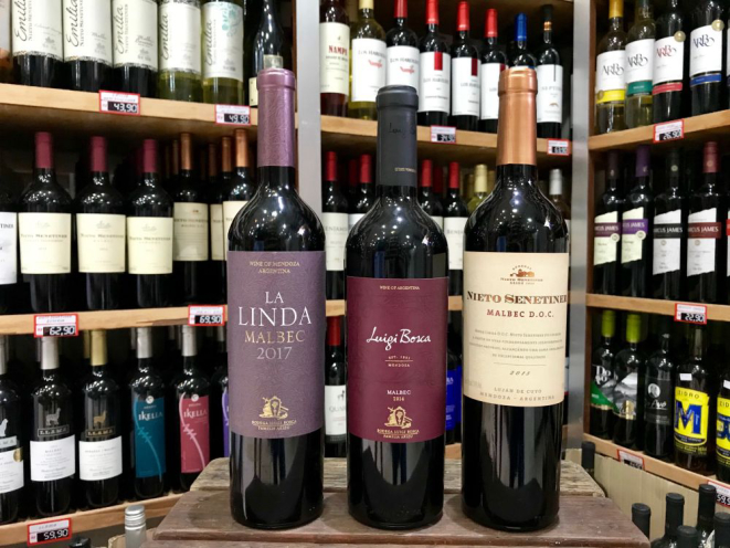 Três dos rótulos de vinhos malbec mais vendidos na Adega Municipal, em Curitiba. Foto: Guilherme Grandi/Gazeta do Povo.