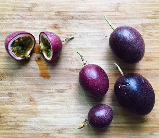 Menor e com sabor mais intenso, o maracujá roxo é rico em doçura. Foto: Reprodução Instagram / Raymund Yusuf